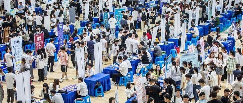 毕业后彻底迷茫:掏空4年青春换来的学历,为何现在不值钱了?